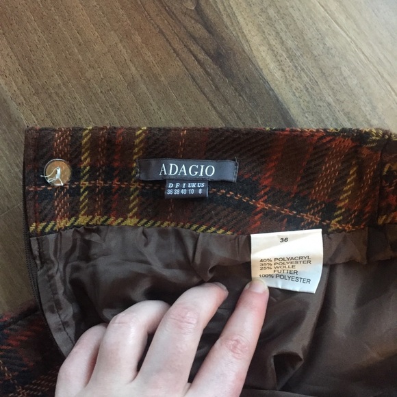 NWOT Adagio mini skirt. Size 8. - Picture 5 of 6